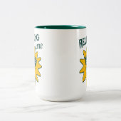 太陽リラックスがサングラスで微笑む時 ツートーンマグカップ (中央)