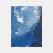 太陽光線の壁アート 青空 ミニマリストの雲 フリースブランケット (正面)