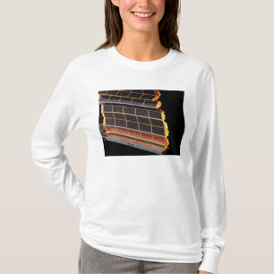 太陽光線を集めるためのアンテナのクローズアップの眺め Tシャツ