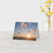 太陽光線、日の出、青空、柔らかい雲のイメージ カード (黄色い花)