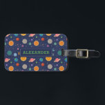 太陽太陽の惑星系パーソナライズされた ラゲッジタグ<br><div class="desc">ダークブルーの背景に対しモダンてカラフル惑星、星、太陽のイラストレーションを持つおもしろいとシステムパターン。このデザインはパーソナライズされた名前とイニシャルでモノグラムのある。</div>