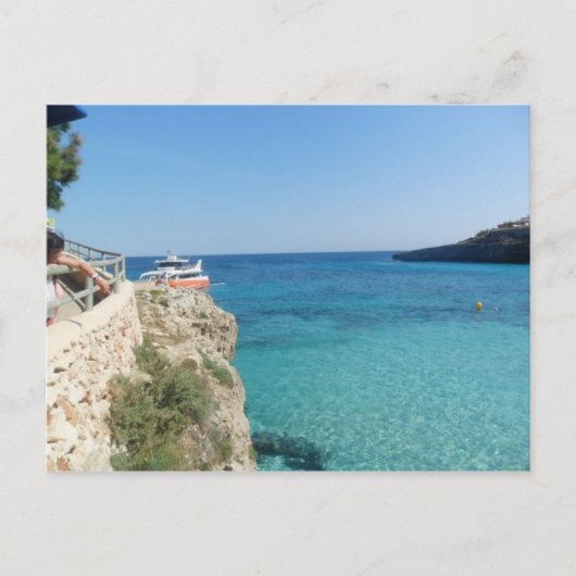 太陽、海、小さなオレンジ色のボート ポストカード (正面)