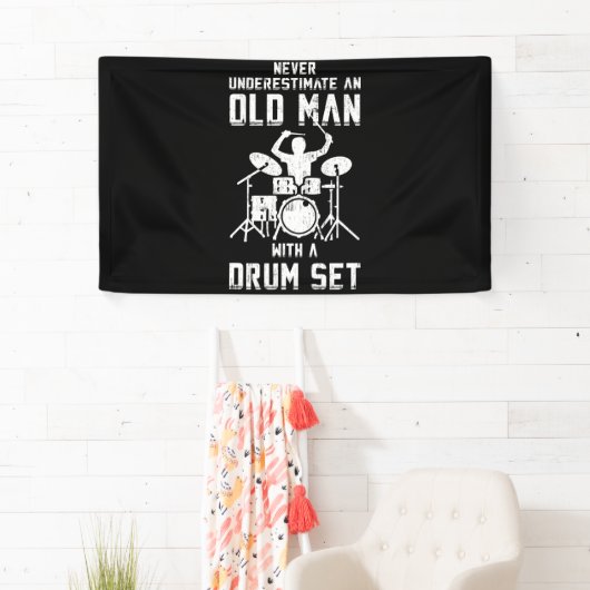 太鼓持ちの老人を決して過小評価しない 横断幕 (インサイチュ)