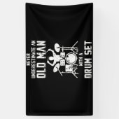 太鼓持ちの老人を決して過小評価しない 横断幕 (縦)