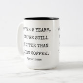 夫おもしろい妻90周年記念 ツートーンマグカップ (正面左)