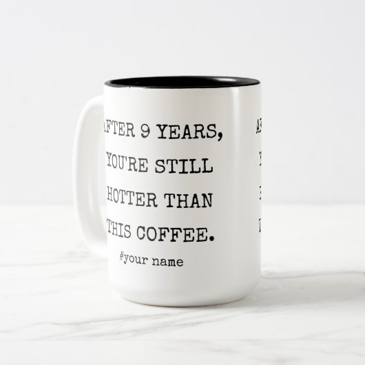 夫おもしろい妻90周年記念 ツートーンマグカップ (正面左)