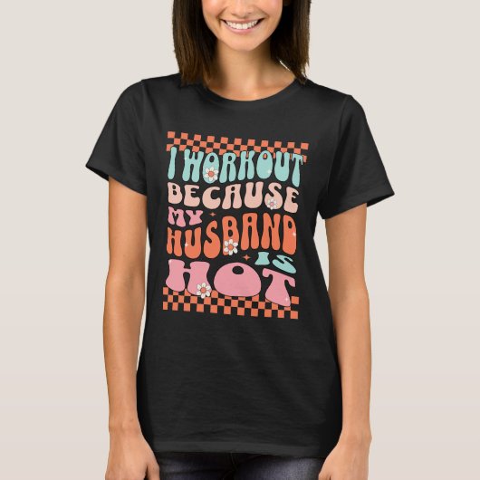 夫がかっこいいから運動してる レトロでおもしろいジムウェア Tシャツ (正面)