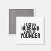 夫が少し若いと楽しいわ マグネット (正面/裏面)