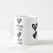 夫とパパ新しいお父さんデートかわいいベビー足ハート コーヒーマグカップ (正面左)