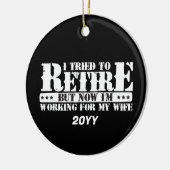 夫のおもしろい退職 – 今は妻のために働く セラミックオーナメント (左)