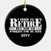 夫のおもしろい退職 – 今は妻のために働く セラミックオーナメント (裏面)