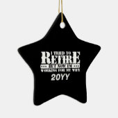 夫のおもしろい退職 – 今は妻のために働く セラミックオーナメント (右)