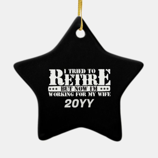 夫のおもしろい退職 – 今は妻のために働く セラミックオーナメント (裏面)