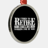 夫のおもしろい退職 – 今は妻のために働く メタルオーナメント (右)