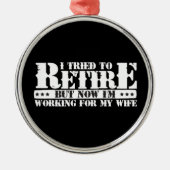 夫のおもしろい退職 – 今は妻のために働く メタルオーナメント (正面)