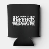 夫のおもしろい退職 – 今は妻のために働く 缶クーラー (裏面)