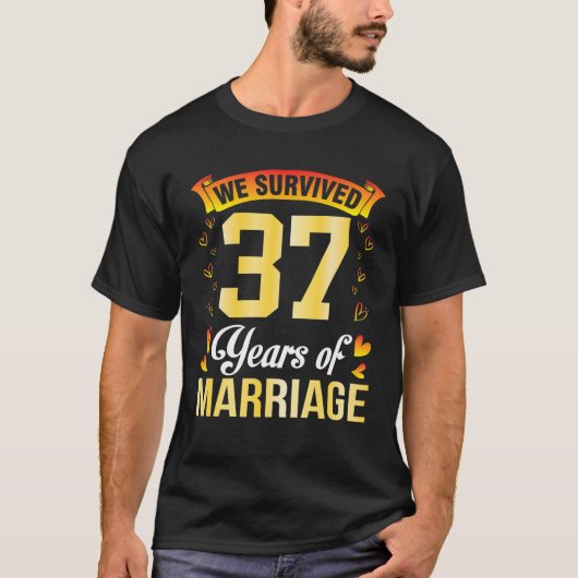 夫の妻が私たち生き延びと結婚37年 Tシャツ (正面)