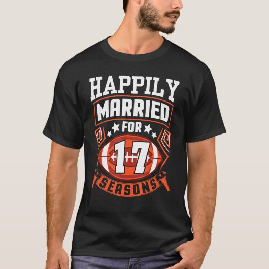 夫の妻が17年結婚したのサッカーで幸せに Tシャツ (正面)