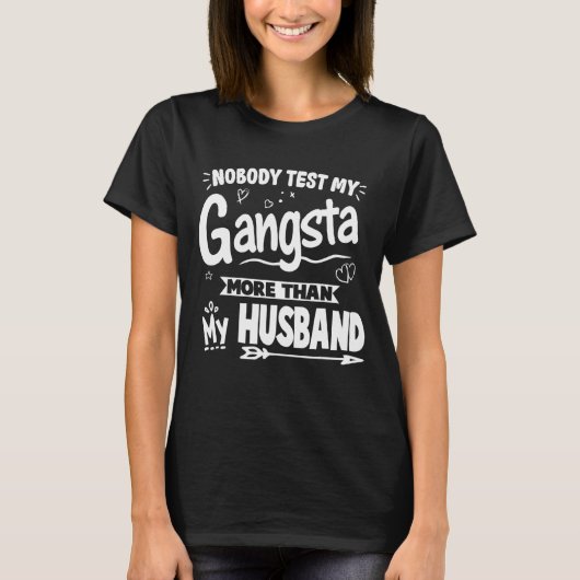 夫の妻W以上に私のギャングをテストする人はいない Tシャツ (正面)