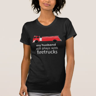 夫はまだ普通消防車のワイシャツによって遊びます Tシャツ