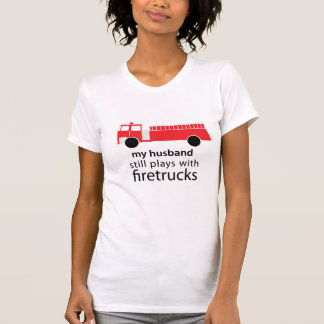 夫はまだ普通消防車のワイシャツによって遊びます Tシャツ