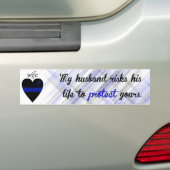 夫は命の危険を冒す バンパーステッカー (車上)