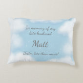 "夫は決して遅くより良い"おもしろいカスタム アクセントクッション (裏面)