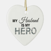 夫は私のヒーローのデジタルカモフラージュ セラミックオーナメント (右)