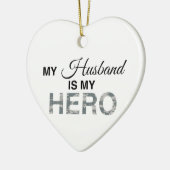夫は私のヒーローのデジタルカモフラージュ セラミックオーナメント (左)