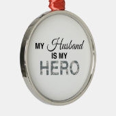 夫は私のヒーローのデジタルカモフラージュ メタルオーナメント (右)