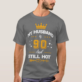 夫は90歳、イケてるわ 90歳の誕生日おめでとうボーイ Tシャツ
