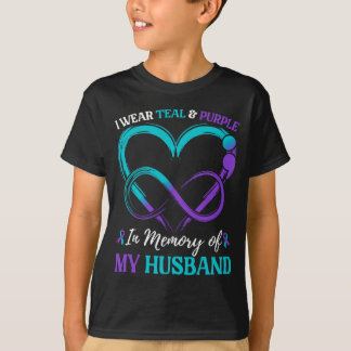 夫を偲んでテールパープルを身に着ける男性 Tシャツ