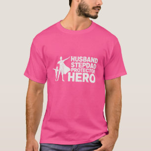 夫を守るヒーローに誇りを持つ妻 母 ステップダッド 父 Tシャツ
