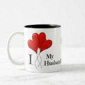 夫を愛する赤いハート風船の三色 ツートーンマグカップ (左)