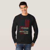夫ダディープロテクターヒーローアメリカン米国国旗の砦 Tシャツ (正面フル)