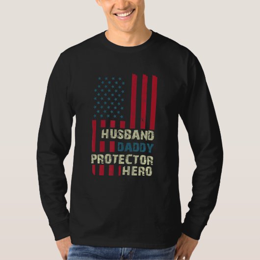 夫ダディープロテクターヒーローアメリカン米国国旗の砦 Tシャツ (正面)
