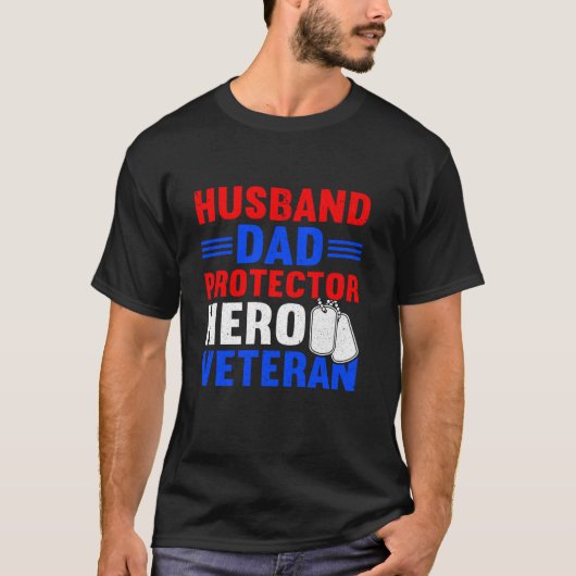 夫パパプロテクターヒーロー誇りを持ったアメリカン退役軍人 Tシャツ (正面)