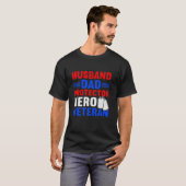 夫パパプロテクターヒーロー誇りを持ったアメリカン退役軍人 Tシャツ (正面フル)