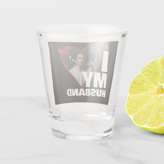夫パーソナライズされたのハート写真が大好き ショットグラス (裏面)