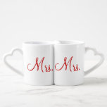 夫人およびLovers' Mug Set夫人の ペアカップ<br><div class="desc">夫人およびLovers' Mug Set両方のマグの前部の赤い原稿で書かれる夫人を持つ夫人の。</div>