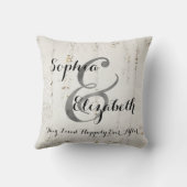 夫人およびWoodパーソナライズな夫人のレズビアンの結婚式 クッション (裏面)