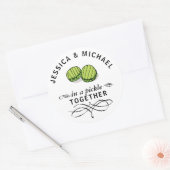 夫婦が一緒に漬け物を作パーソナライズされたる ラウンドシール (封筒)