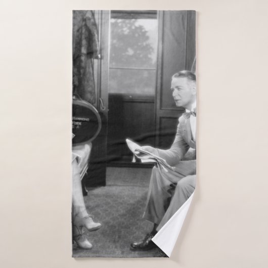 夫婦が電車の中で一緒に座っている バスタオル (バスタオル)