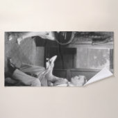 夫婦が電車の中で一緒に座っている バスタオル (バスタオル)