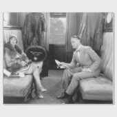 夫婦が電車の中で一緒に座っている ラッピングペーパー (フラット)