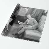 夫婦が電車の中で一緒に座っている ラッピングペーパー (アンロールド)