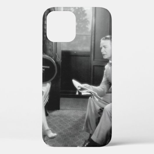 夫婦が電車の中で一緒に座っている Case-Mate iPhoneケース (裏面)