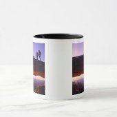 夫婦が〜のメサアーチの頂上から日の出を見る マグカップ (中央)