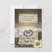 夫婦のハート型の装飾が付いたウェディングテーブルナンバー案内札 招待状 (正面)