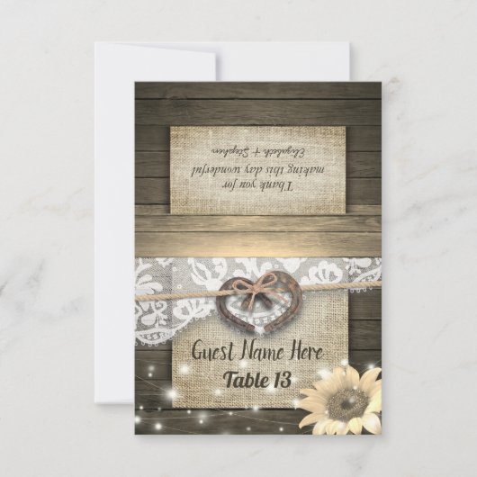 夫婦のハート型の装飾が付いたウェディングテーブルナンバー案内札 招待状 (正面)